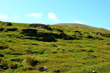 Bucegi Massif, Carpathian Bend Dağları, Transilvanya, Romanya 'da. Büyük bir yapısal ve morfolojik karmaşıklığa sahip olan Bucegi Massif doğal bir kale olarak görünüyor..