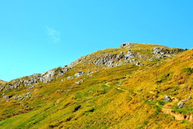 Bucegi Massif, Carpathian Bend Dağları, Transilvanya, Romanya 'da. Büyük bir yapısal ve morfolojik karmaşıklığa sahip olan Bucegi Massif doğal bir kale olarak görünüyor..