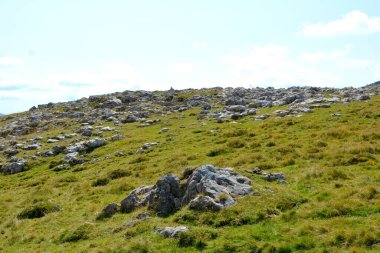 Bucegi Massif, Carpathian Bend Dağları, Transilvanya, Romanya 'da. Büyük bir yapısal ve morfolojik karmaşıklığa sahip olan Bucegi Massif doğal bir kale olarak görünüyor..