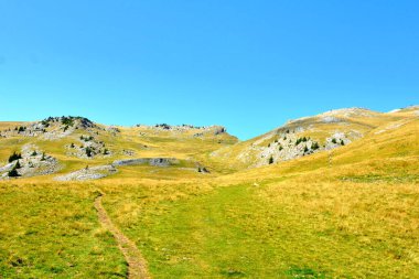 Bucegi Massif, Carpathian Bend Dağları, Transilvanya, Romanya 'da. Büyük bir yapısal ve morfolojik karmaşıklığa sahip olan Bucegi Massif doğal bir kale olarak görünüyor..