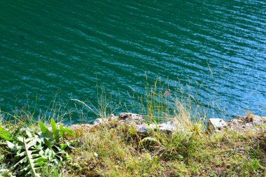 Bucegi Massif 'teki Bolboci Gölü, Carpathian Bend Dağları, Transilvanya, Romanya. Büyük yapısal ve morfolojik karmaşıklığa sahip olan Bucegi Massif, güçlü kayalıklarla desteklenen doğal bir kale gibi görünüyor..