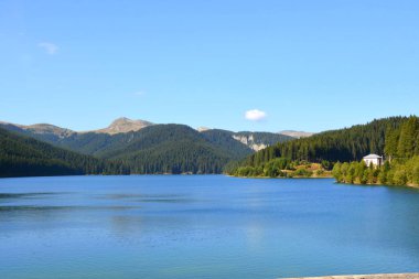 Bucegi Massif 'teki Bolboci Gölü, Carpathian Bend Dağları, Transilvanya, Romanya. Büyük yapısal ve morfolojik karmaşıklığa sahip olan Bucegi Massif, güçlü kayalıklarla desteklenen doğal bir kale gibi görünüyor..