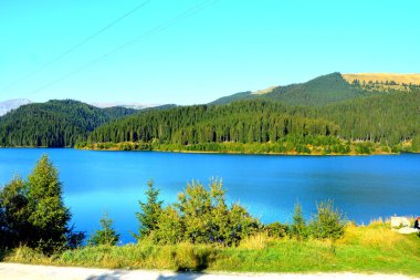 Bucegi Massif 'teki Bolboci Gölü, Carpathian Bend Dağları, Transilvanya, Romanya. Büyük yapısal ve morfolojik karmaşıklığa sahip olan Bucegi Massif, güçlü kayalıklarla desteklenen doğal bir kale gibi görünüyor..