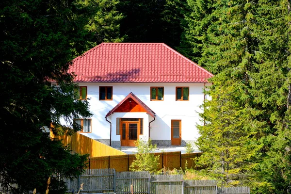 Bucegi Massif, Carpathian Bend Dağları, Transilvanya, Romanya 'daki Pestera Manastırı. Büyük bir yapısal ve morfolojik karmaşıklığa sahip olan Bucegi Massif doğal bir kale olarak görünüyor..