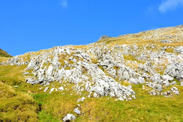 Bucegi Massif, em Carpathian Bend Mountains, Transilvânia, Roménia. — Fotografia de Stock