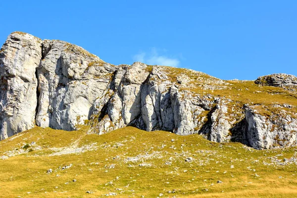 Macizo de Bucegi, en Cárpatos Bend Mountains, Transilvania, Rumania. — Foto de Stock