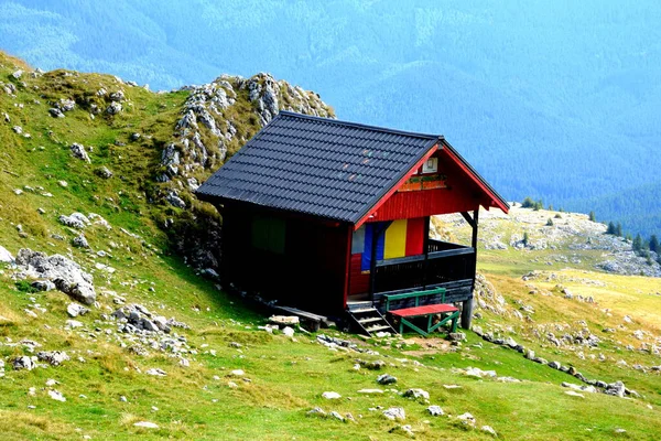 Chalet. Macizo de Bucegi, en Cárpatos Bend Mountains, Transilvania, Rumania. — Foto de Stock