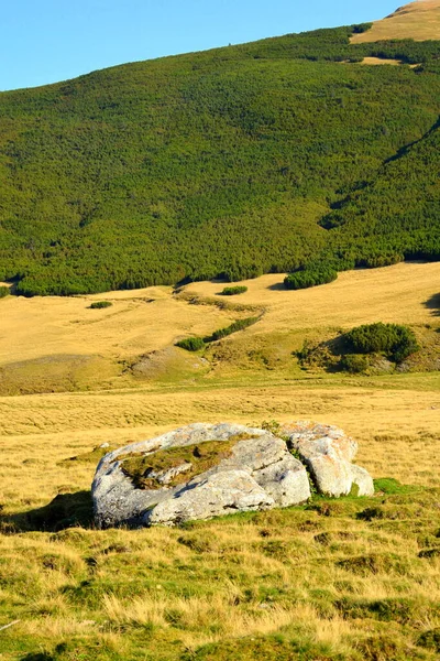 Macizo de Bucegi, en Cárpatos Bend Mountains, Transilvania, Rumania. — Foto de Stock