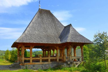 Ieud 'daki bir Romen Ortodoks manastırı olan Ortodoks Manastırı Trei Ierarhi' nin içinde yağmacılar, Transilvanya, Romanya
