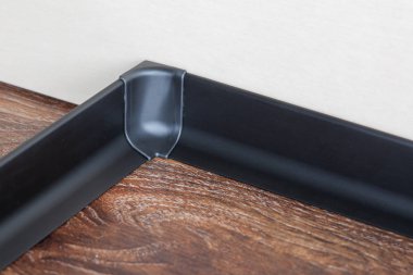 Duvardaki süpürgelik yüklü