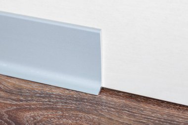 Duvardaki süpürgelik yüklü