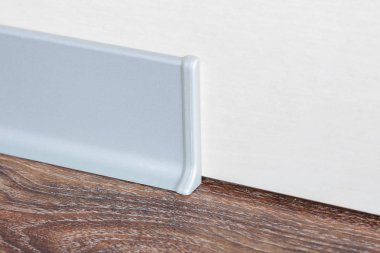 Duvardaki süpürgelik yüklü