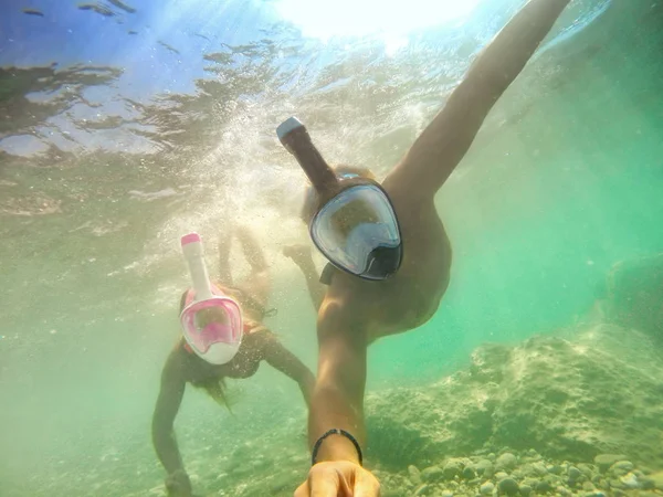 Senior Szczęśliwa Para Biorąc Selfie Tropikalne Morze Wycieczka Wody Aparatu — Zdjęcie stockowe