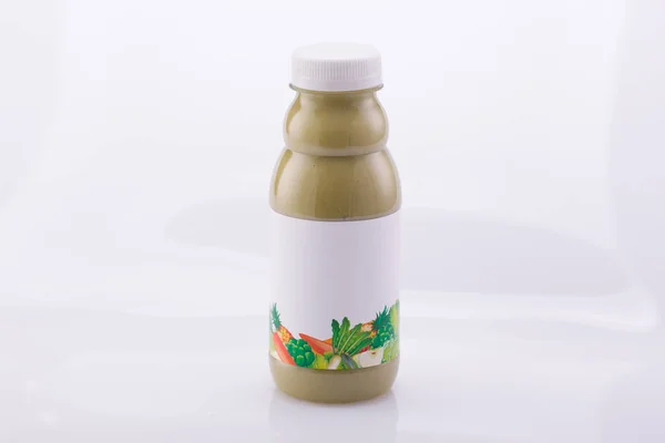 Frukt Grønnsakssmoothier Glassflasker Med Strå Hvit Trebakgrunn Ferske Organiske Smoothie – stockfoto