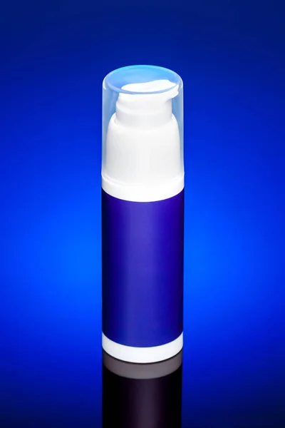 El recipiente de color crema sobre fondo azul — Foto de Stock