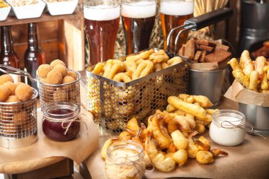 Otlar ve bira ahşap arka plan üzerinde biftek