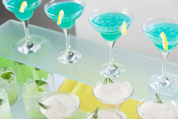 Набір коктейлів у барі, яскравого кольору . — стокове фото