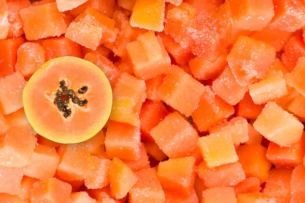 Papaya maturo tagliato isolare su sfondo bianco — Foto Stock