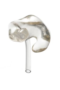 Kahverengi sağır yardımı beyaz arkaplanda izole edildi