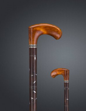 Yürüyen bastonlar ve koltuk değnekleri. Yüksek kalite fotoğraf