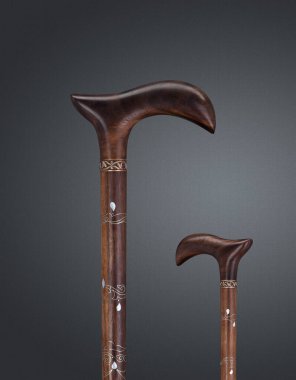 Yürüyen bastonlar ve koltuk değnekleri. Yüksek kalite fotoğraf