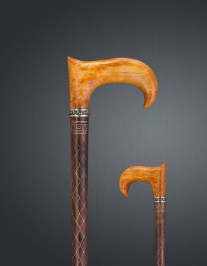 Yürüyen bastonlar ve koltuk değnekleri. Yüksek kalite fotoğraf