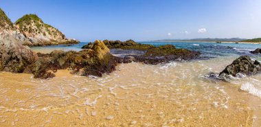 Meksika 'daki Mayto Sahili' nin kum ve kayalarını sığ sular kaplıyor..