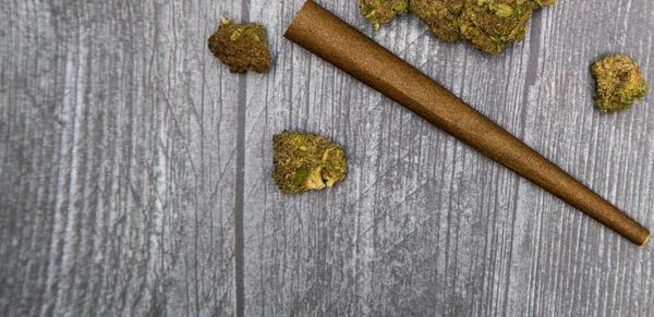 Diversi Germogli Marijuana Medicinale Siedono Una Superficie Legno Accanto Involucro — Foto Stock