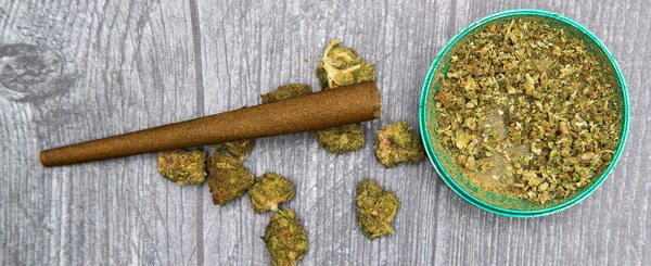 Large Buds Medicinal Marijuana Being Ground Roll Joint Buds Green Stockafbeelding