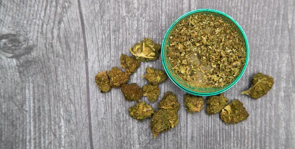 Parlak yeşil tıbbi marihuana toprağa verildi ve sigara içmeye hazır..