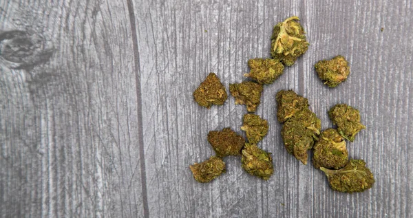 Mehrere Knospen Medizinisches Marihuana Sitzen Auf Einer Holzoberfläche Helles Grün lizenzfreie Stockfotos