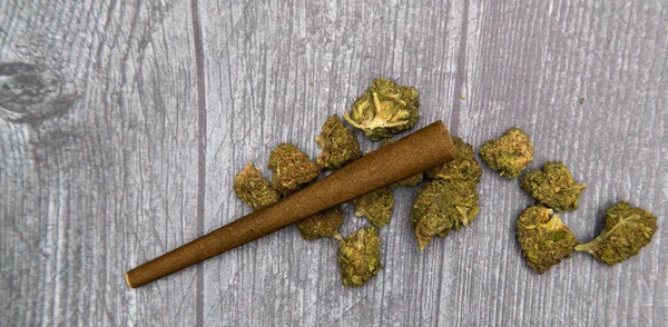 Große Grüne Knospen Medizinischen Marihuanas Sitzen Auf Einem Holztisch Mit — Stockfoto