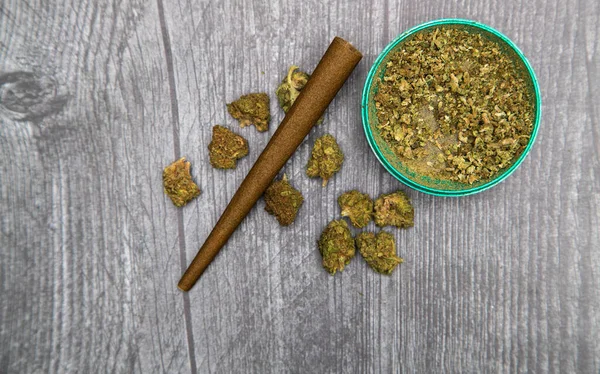 Large Green Buds Medical Marijuana Sit Wooden Table Hemp Wrap — Stock Photo, Image