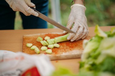 Salatalık dilimleyen bir şefe yaklaş.