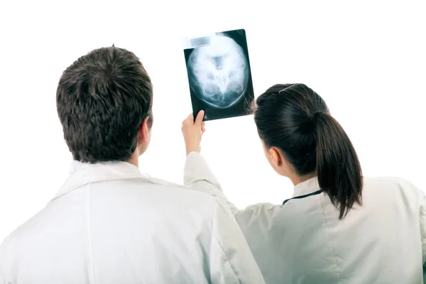 Dos Médicos Jóvenes Analizando Rayos Sobre Fondo Blanco — Foto de Stock