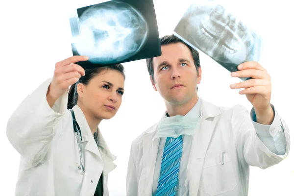 Två Unga Läkare Analysera Röntgen Vit Bakgrund — Stockfoto