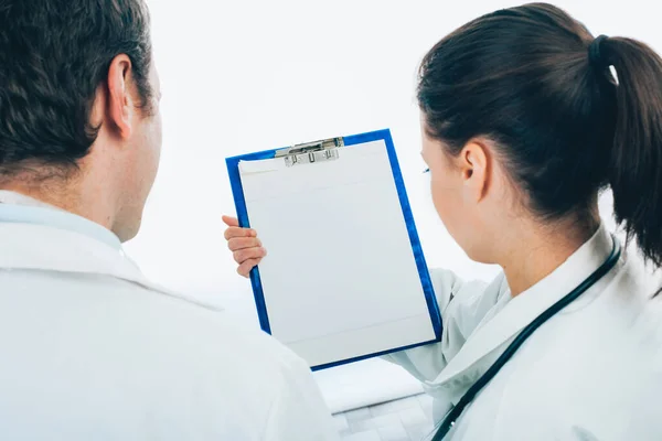 Dos Médicos Jóvenes Discutiendo Sobre Trabajo Aislados Sobre Fondo Blanco — Foto de Stock