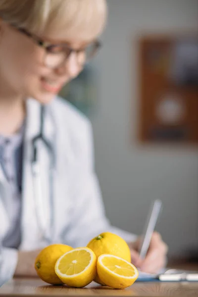 Arreglo Limones Escritorio Médico Doctora Que Prescribe Dieta Saludable — Foto de Stock