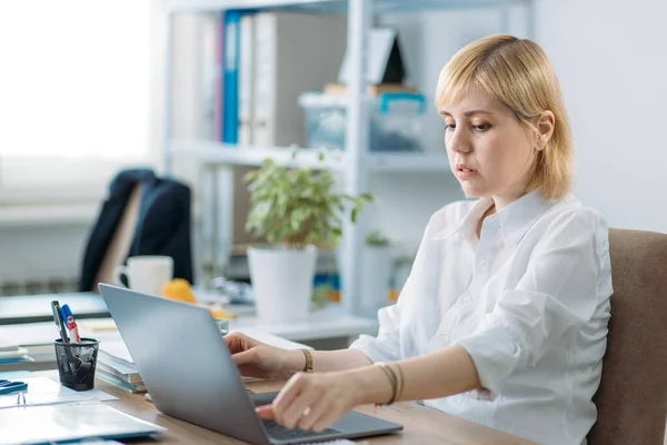 Młoda Bizneswoman Rozmawiająca Smartfonie Pracująca Laptopie — Zdjęcie stockowe