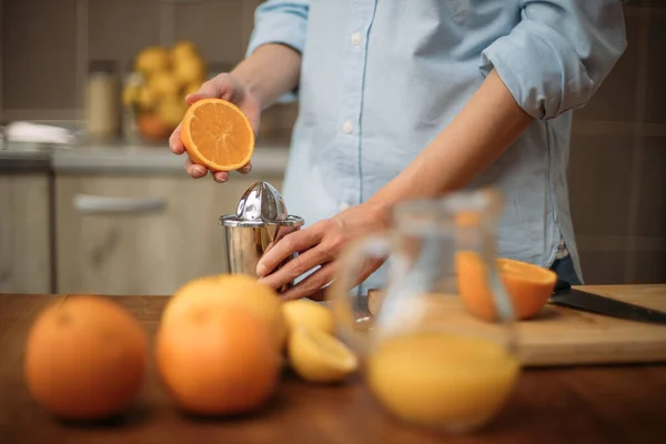 Mujer Joven Haciendo Jugo Naranjas Frescas Casa — Foto de Stock