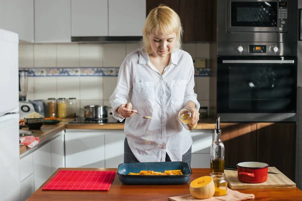 Vrouwelijke Chef Kruiden Zoete Aardappel Frietjes Een Pan — Stockfoto