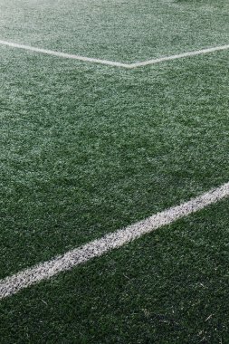 Yapay çim yüzeyinde futbol sahası çizgileri