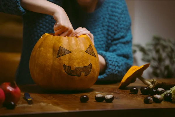 Jovem Mulher Esculpindo Rosto Abóbora Para Halloween — Fotografia de Stock