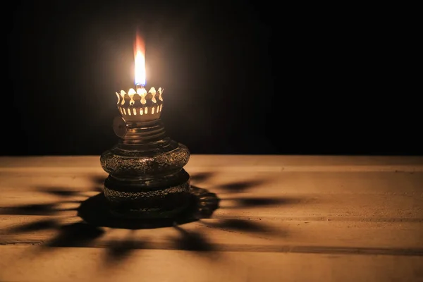 Bruciare Vecchia Lampada Olio Illuminazione Buio Sul Tavolo Con Bella — Foto Stock