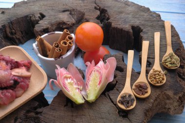 Ahşap zemin üzerinde Tetel ya da Bağlı Et ve baharatlar Dağıtılıyor