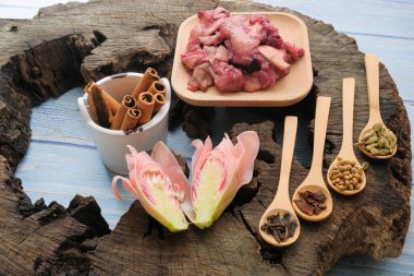 Ahşap zemin üzerinde Tetel ya da Bağlı Et ve baharatlar Dağıtılıyor