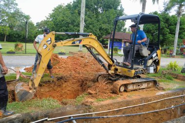 Muadzam Şah, Malezya - 15 Mayıs 2020: Backhoe yeraltından kopan su borularının tamiri için çalışıyor.