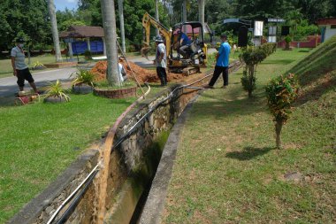 Muadzam Şah, Malezya - 15 Mayıs 2020: Backhoe yeraltından kopan su borularının tamiri için çalışıyor.