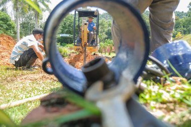 Muadzam Şah, Malezya - 15 Mayıs 2020: Backhoe yeraltından kopan su borularının tamiri için çalışıyor.