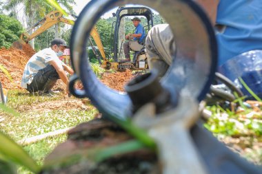 Muadzam Şah, Malezya - 15 Mayıs 2020: Backhoe yeraltından kopan su borularının tamiri için çalışıyor.